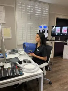 Miss-Sherina-Balaratnam-Beauty-Angels-Linda-Lusardi-Dee-Anderson-discussing-technology-in-beauty-at-S-Thetics-Clinic-beaconsfield